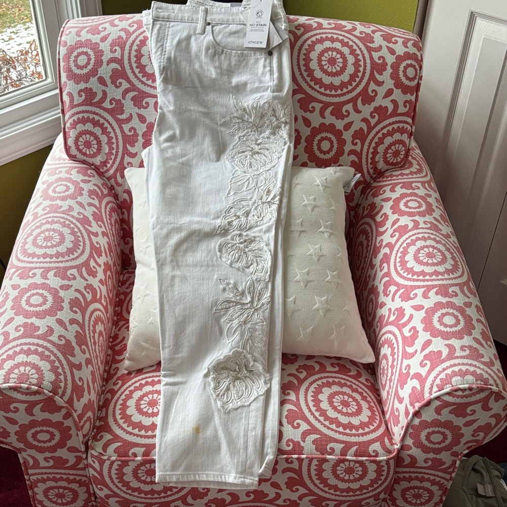 NWT Chicos White Embroidered Beaded So Slimming Girlfriend Slim Leg Ankle Jeans